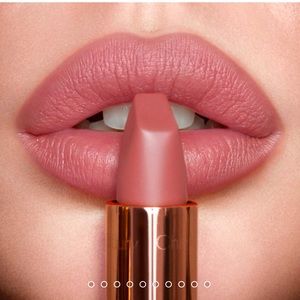 Charlotte Tilbury MATTE REVOLUTION
PILLOW TALK ORIGINAL full size brand new!